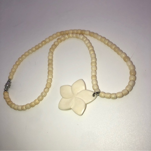 VTG Bone Bead Necklace & Flower Pendant w Hook Clasp 19” & 1.5” Pendant - Picture 2 of 6